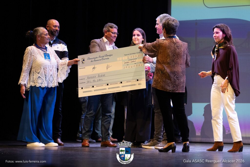 pessoas_palco_doacao_cheque_ASASC2