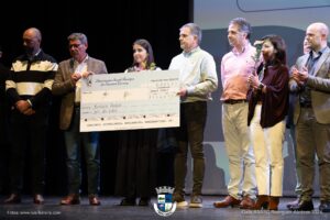 pessoas_palco_doacao_cheque_ASASC