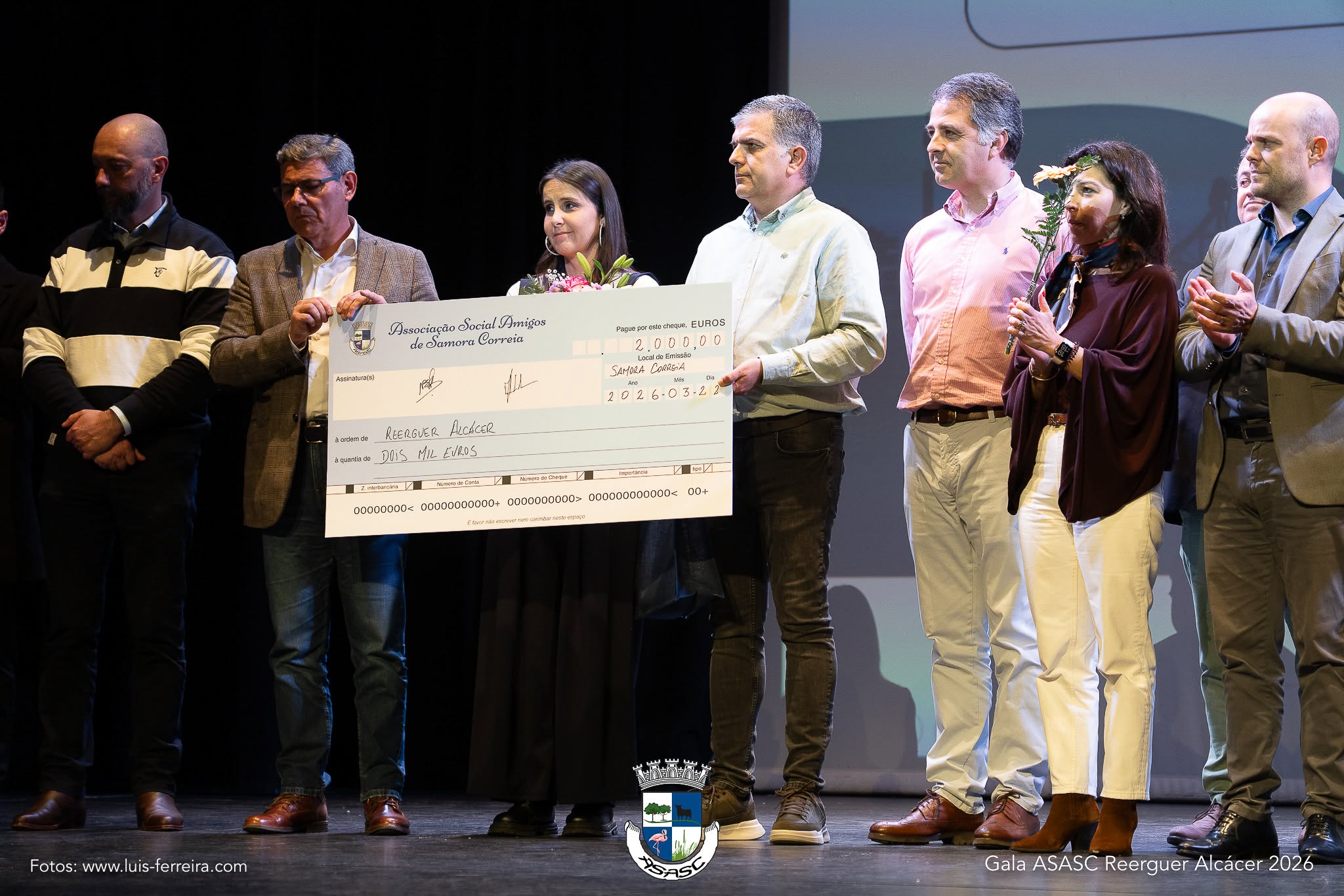 pessoas_palco_doacao_cheque_ASASC
